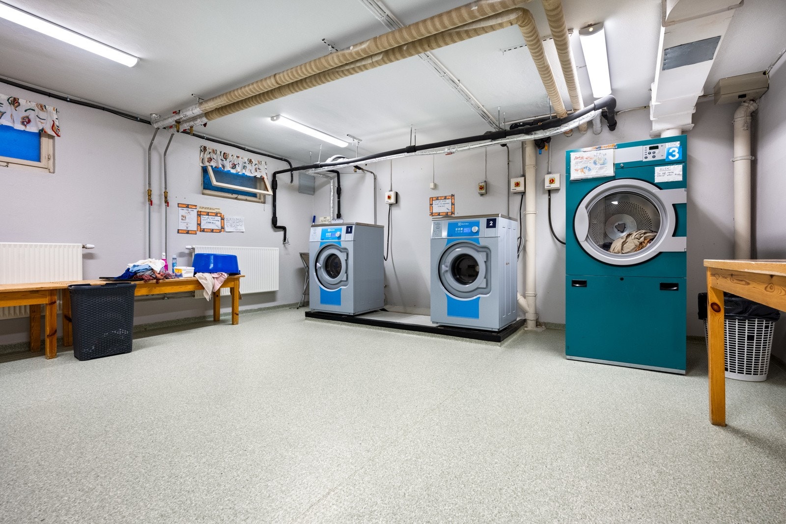 Det er felles vaskerom i bygningens kjelleretasje. Galleribilde