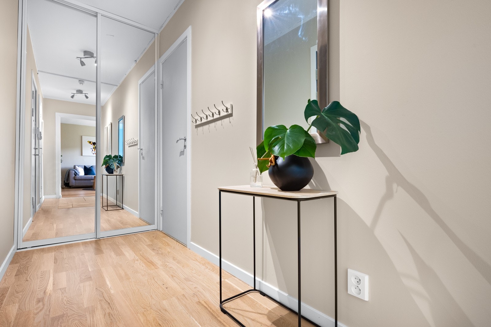 I gangen kan man enkelt detaljere etter ønske og behov. Her er det også en pen, ny skyvedør med flotte speilfronter. Galleribilde