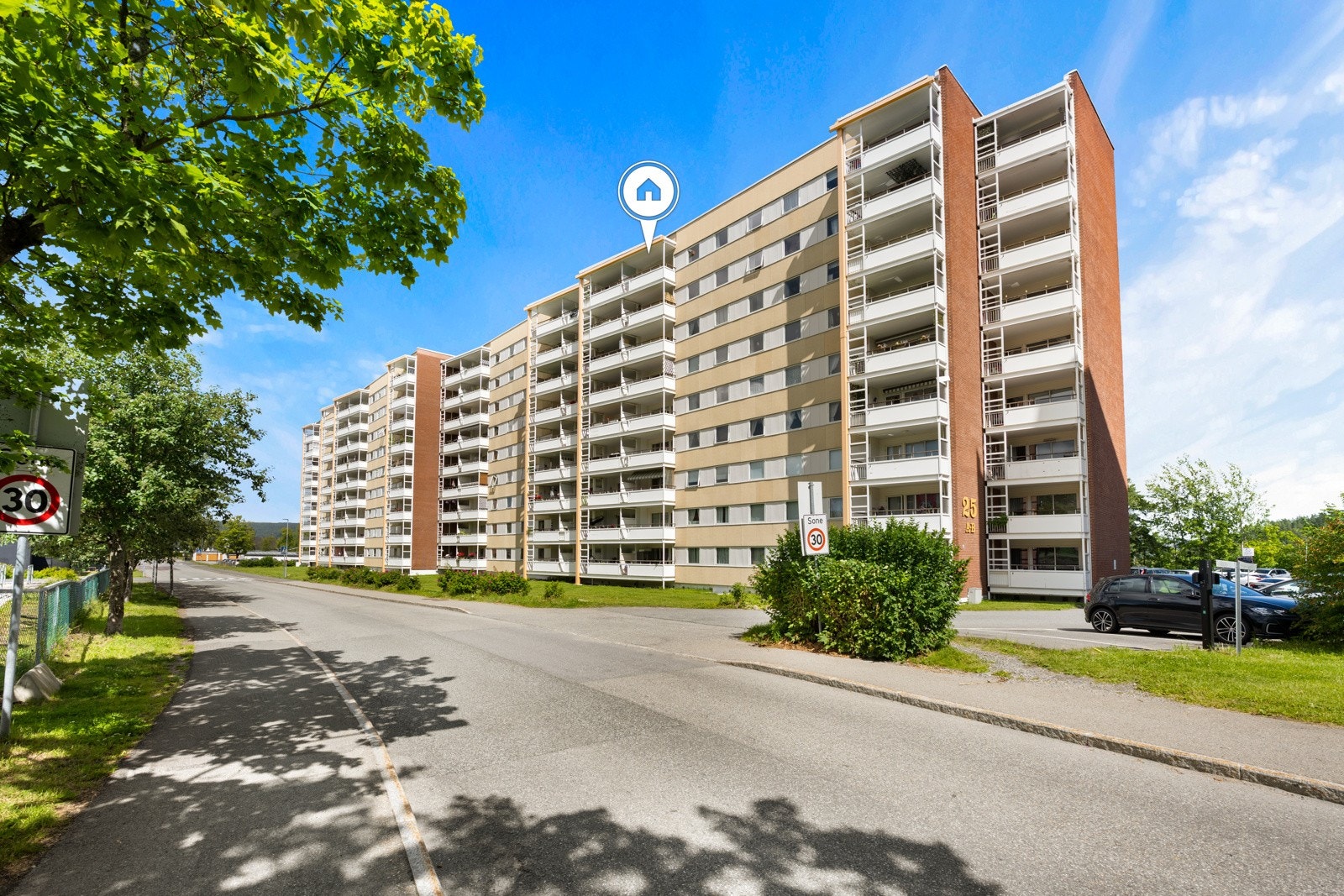 Leiligheten ligger i et veletablert og barnevennlig boligområde på Fjell i Drammen kommune. På Fjell er det barneskole og flere barnehager, og det er også kort vei til ungdomsskolen. Stedet har i tillegg et godt kollektivtilbud. Galleribilde