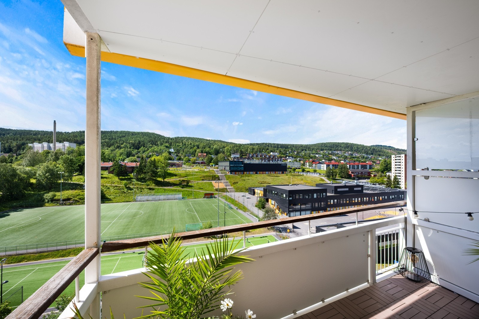 Det tilhører en solrik balkong med flott utsikt utover området, og det tilhører også bod i fellesareal. Både fyring (radiatorer) og varmtvann er fra fellesanlegg. Galleribilde