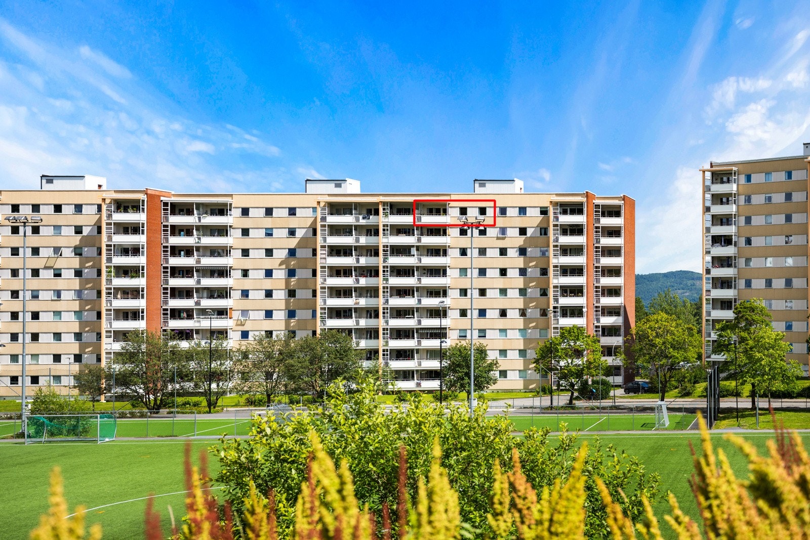 I familievennlige omgivelser på Fjell har du nå mulighet til å kjøpe en lys og pen 2-roms leilighet. Leiligheten ligger i toppetasjen (9. etasje) i en bygning fra 1974, og det er selvfølgelig heis opp til etasjen. Galleribilde