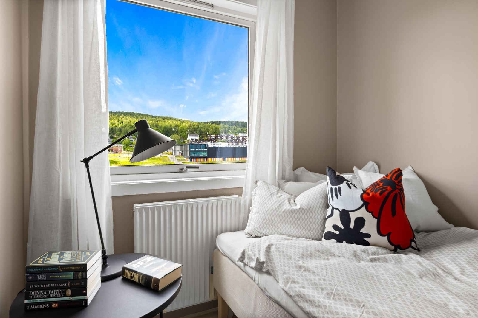 Her er det belegg på gulvet, malte vegger og tilhørende garderobeskap. Galleribilde