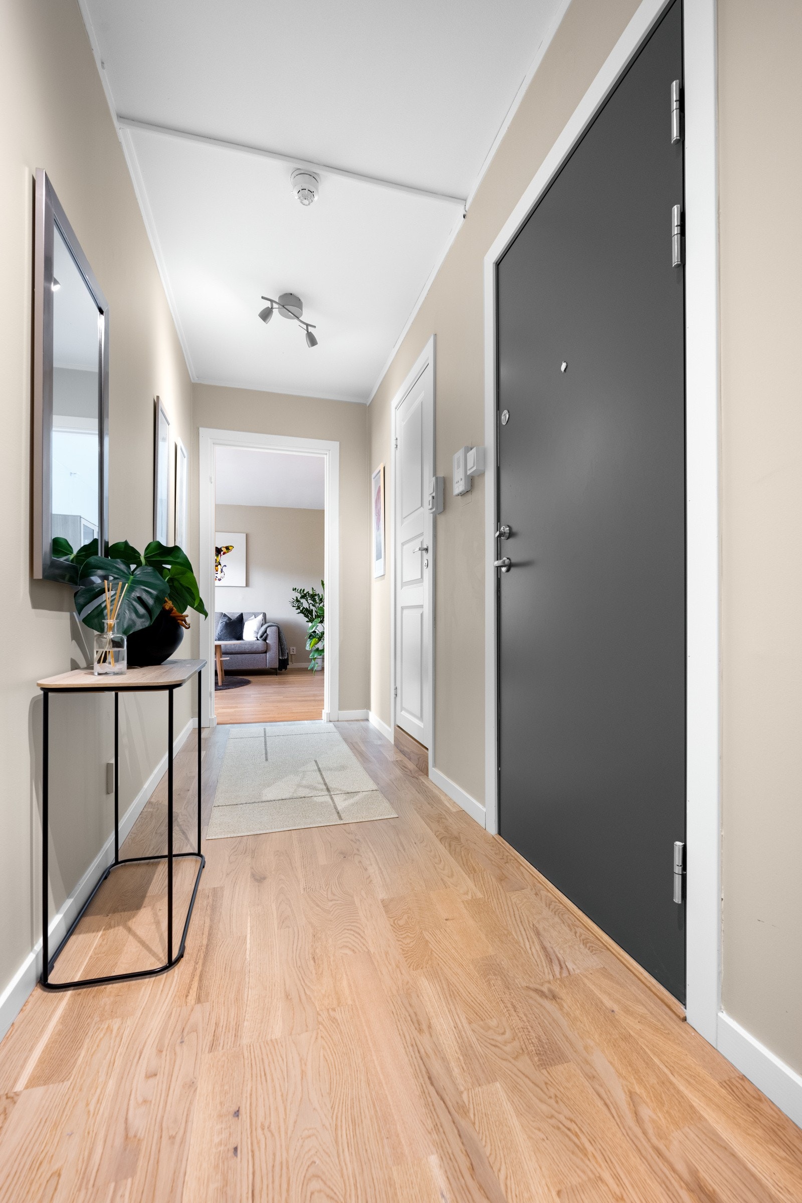 Entreen er innbydende med parkett på gulvet og pent malte vegger. Rommet har også en praktisk ny skyvedørsgarderobe med speilfronter. Galleribilde