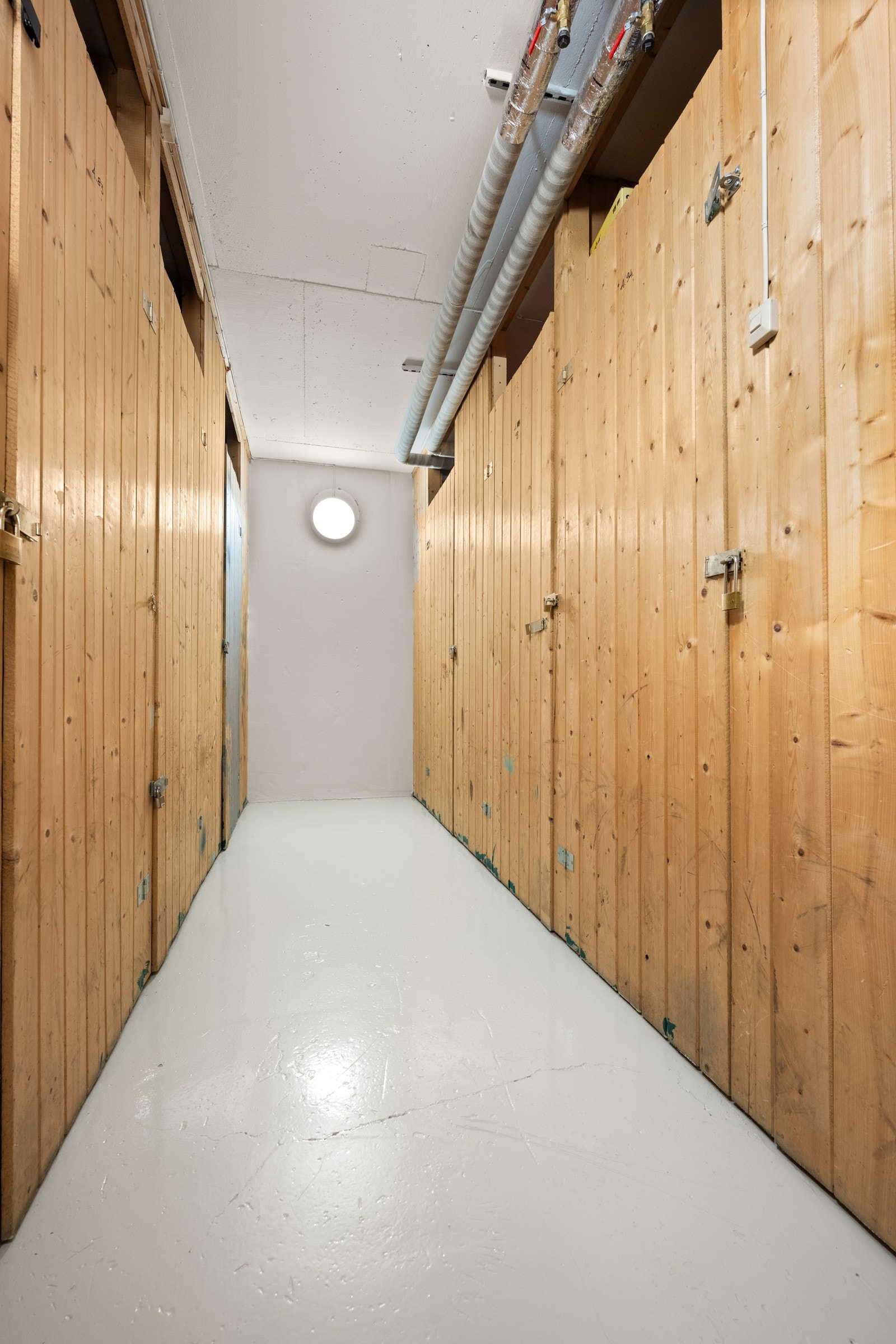 Det er god plass til lagring i bod i kjeller. Galleribilde