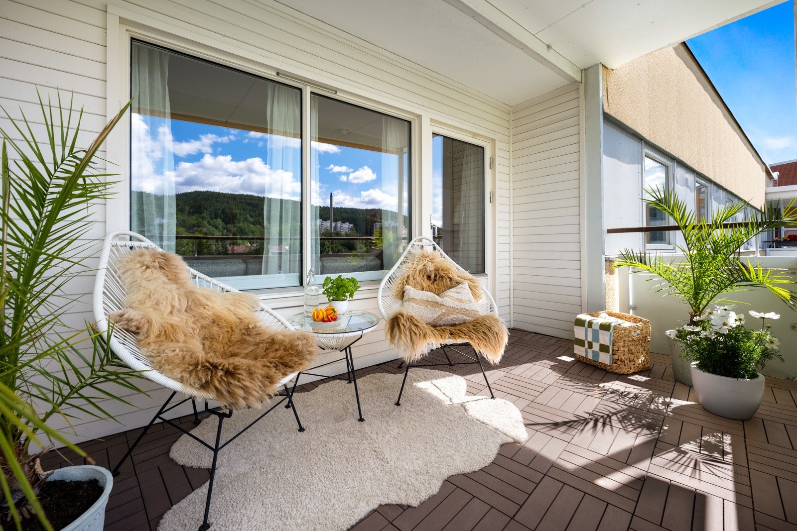 Privatmegleren ved Kristian Haltvik har gleden av å presentere denne pene 2-roms toppleiligheten med solrik balkong og flott utsikt. Galleribilde