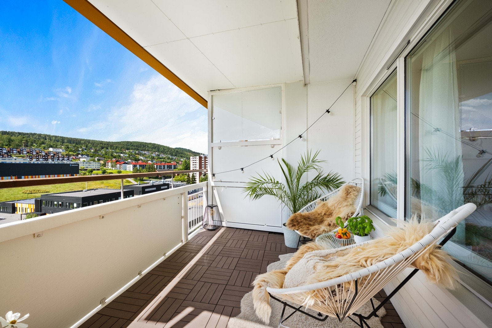 Balkongen har gode solforhold, fin utsikt og god plass til utemøbler. Her er det fint å sitte på varme dager. Galleribilde