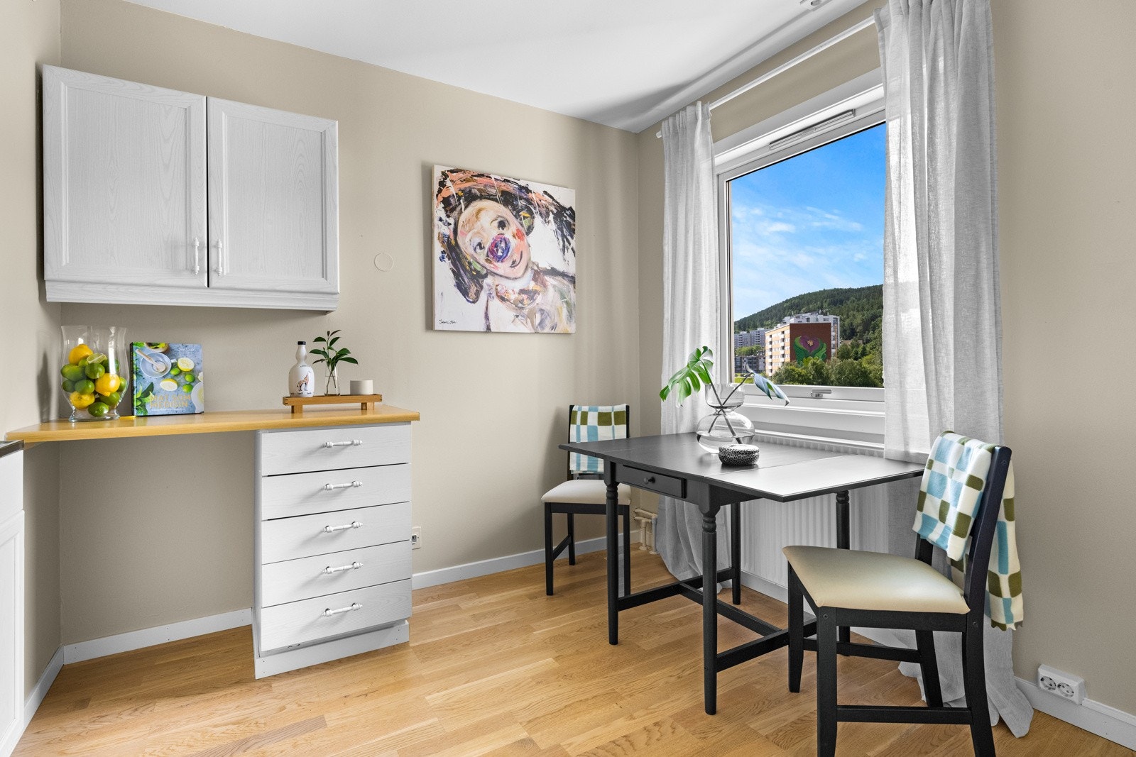 Det er plass til komfyr og til kjøle/fryseskap, men det er ikke montert avtrekksvifte. Galleribilde