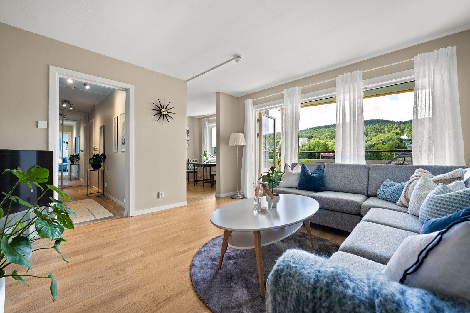 Store vinduer gir godt med lys på dagtid, og fra stuen er det utgang til uteplass. Galleribilde