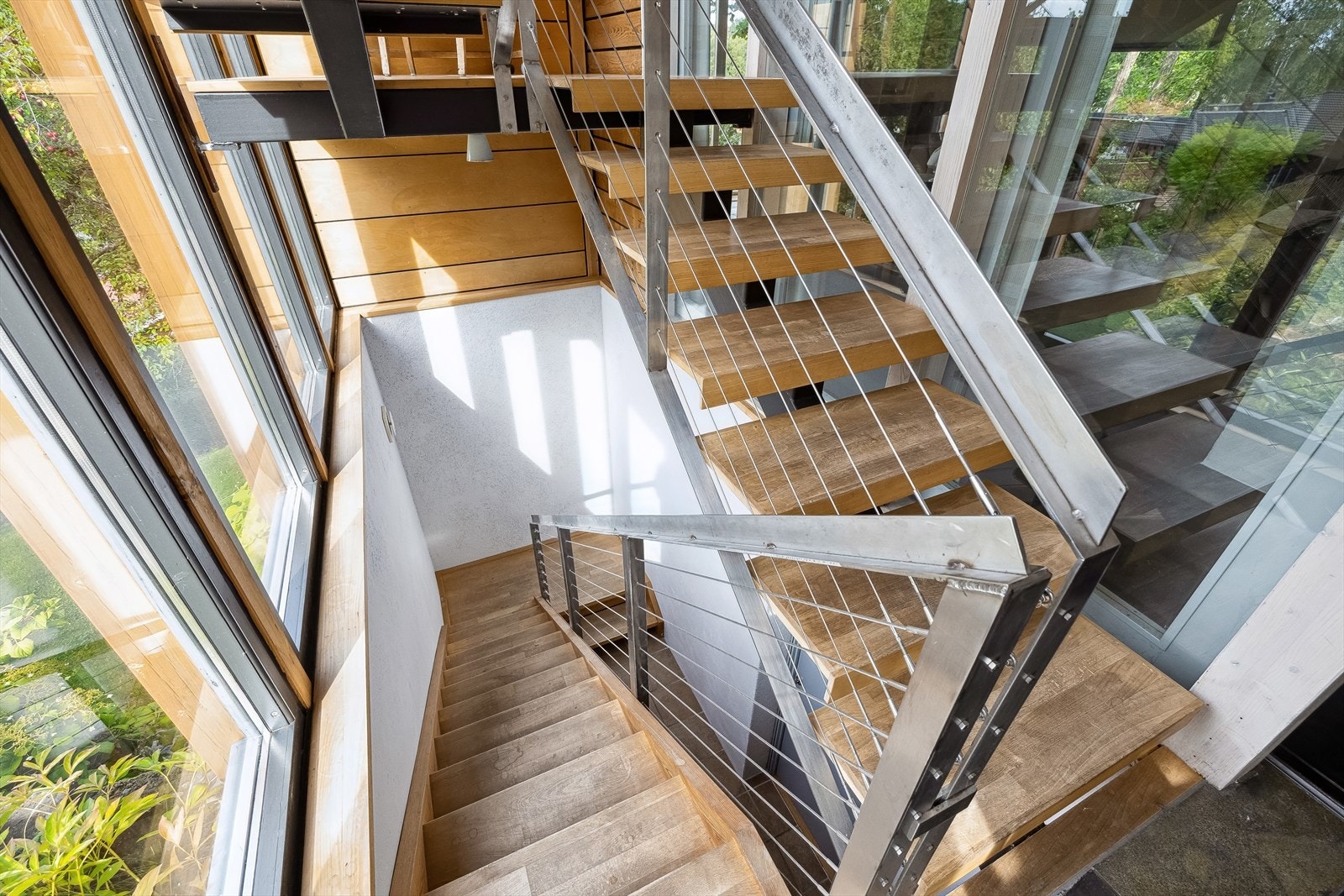 Trappen tar deg ned til lagringsrom, bod og teknisk rom. Samt dør til hybelen. Galleribilde