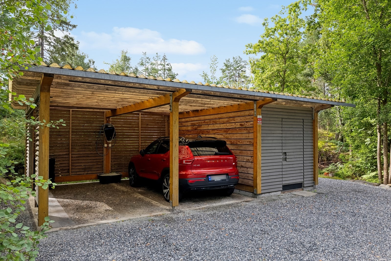 Carport med utebod. Galleribilde
