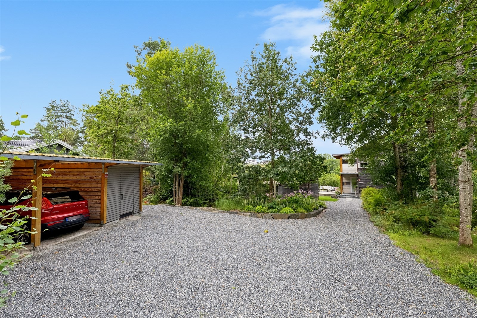 Stor gruset gårdsplass med plass til flere biler på egen grunn. Galleribilde