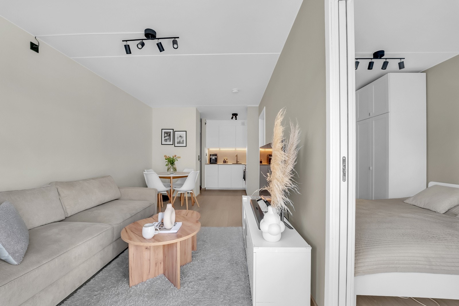 Fra stuen har du adkomst til soverommet. Galleribilde