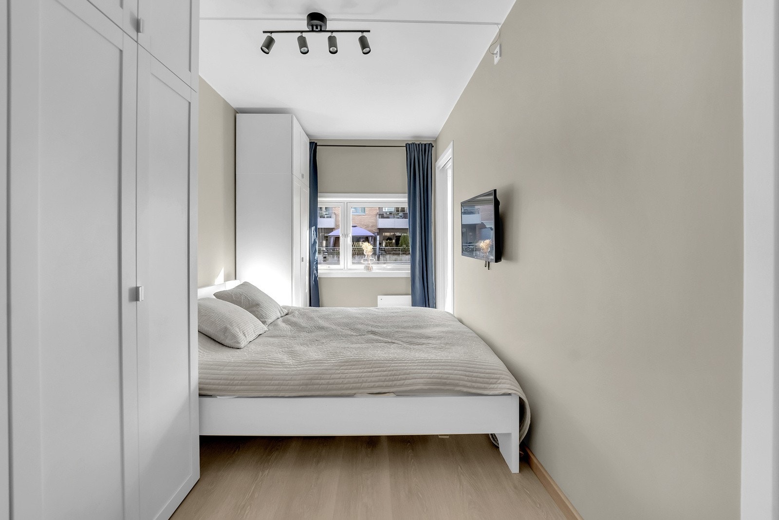 Romslig soverom med plass til stor seng og rikelig med oppbevaringsmuligheter i klesskapene. Galleribilde