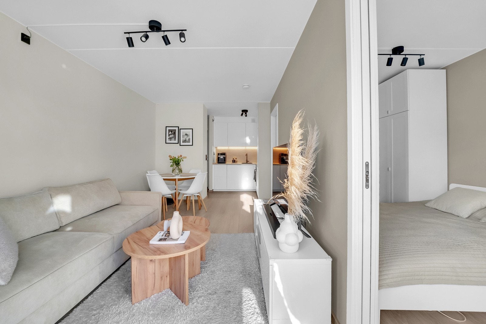 De store flotte vindusflatene slipper rikelig med naturlig lys inn i leiligheten. Galleribilde