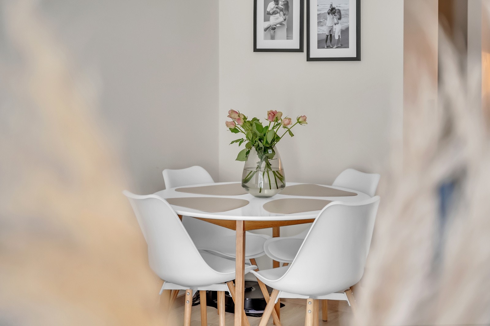 I stuen har du plass til å innrede med spisebord og stoler. Her kan du nyte gode måltider. Galleribilde