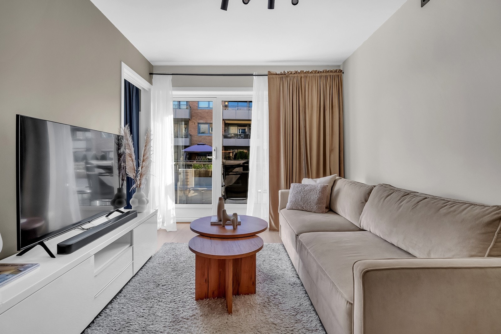 I stuen har du plass til en stor sofa med tilhørende møbler slik som stuebord, tv- og benk. Galleribilde