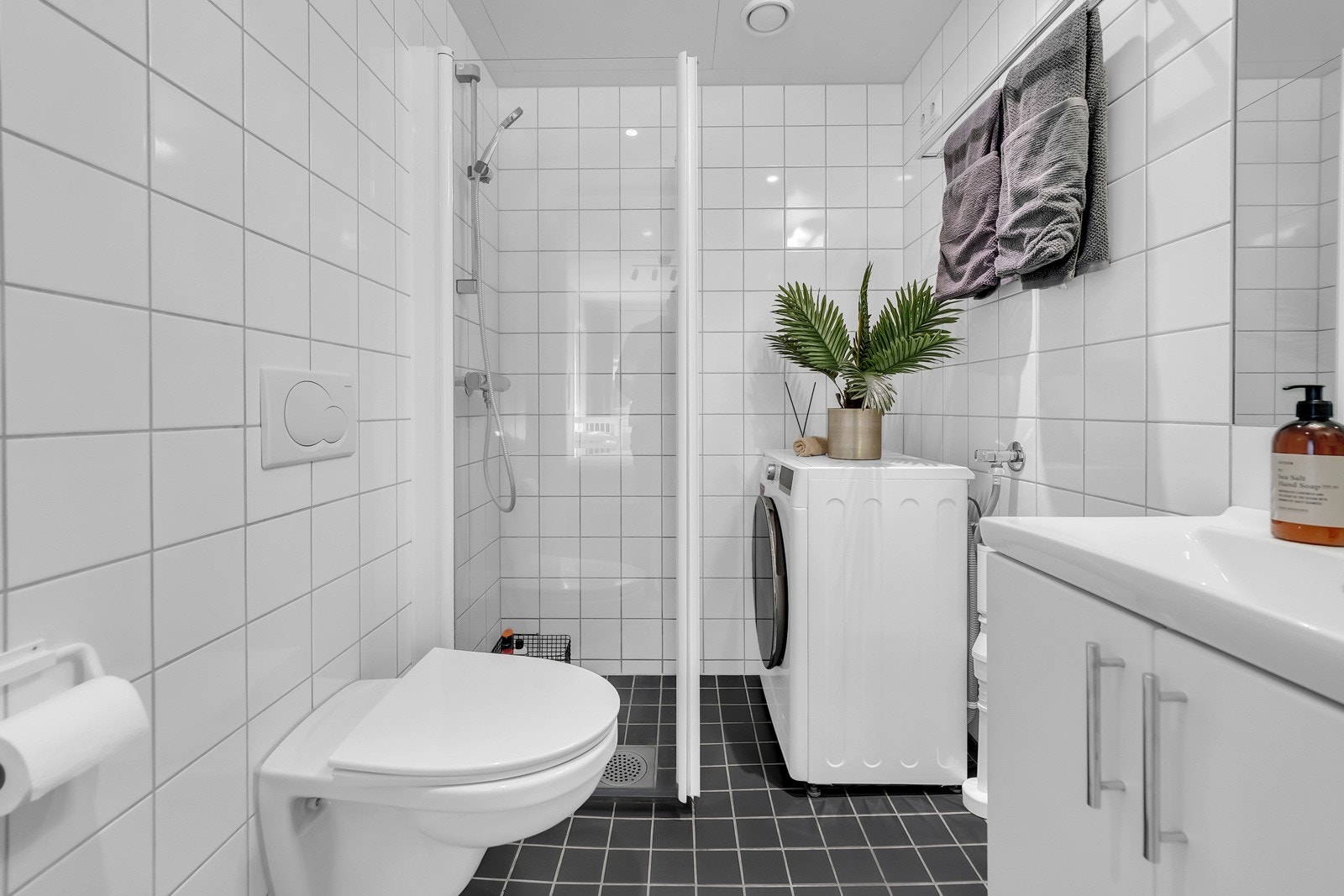 Badet har toalett, dusj og baderomsinnredning. Galleribilde