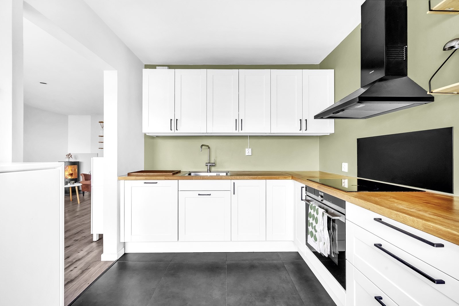 Her er det godt med oppbevaringsplass i over- og underskap. Galleribilde