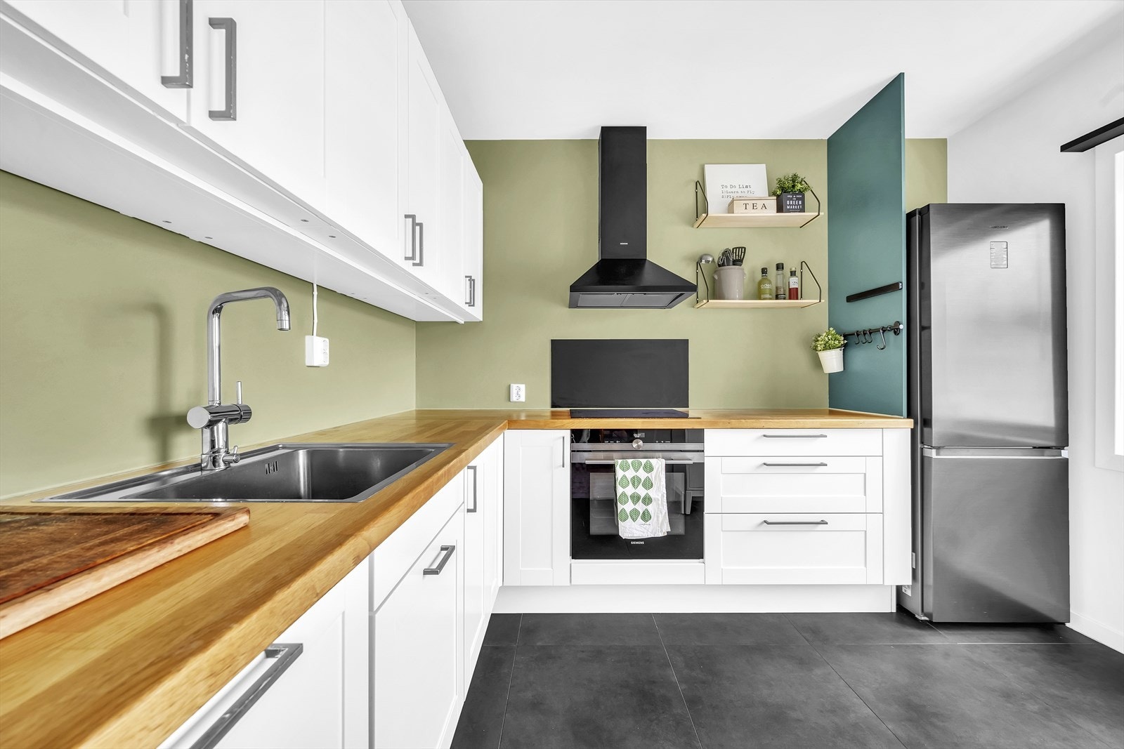 Separat kjøkken med mye skap- og benkeplass. Galleribilde