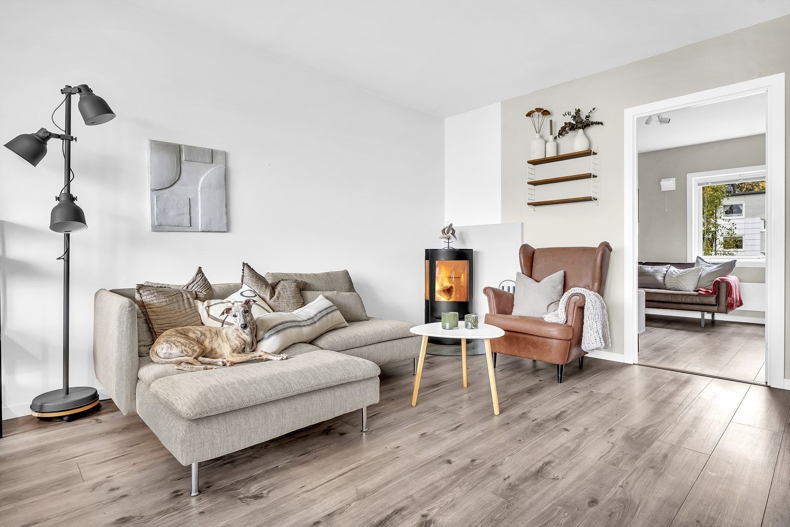 Fra stue er det direkte adkomst til leilighetens største soverom. Galleribilde