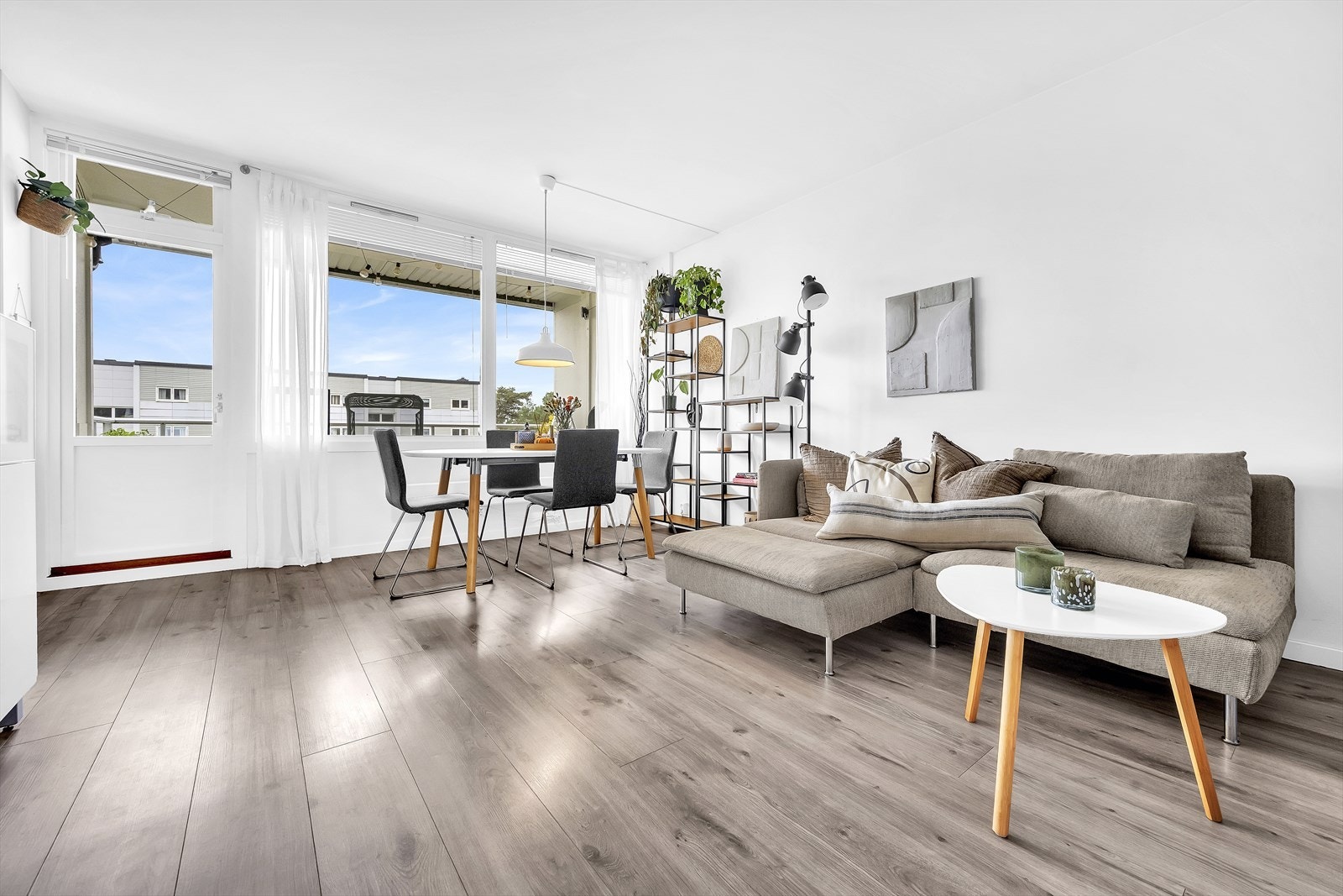 Leiligheten har en optimal planløsning med romslig stue med plass til flere sittegrupper. Galleribilde