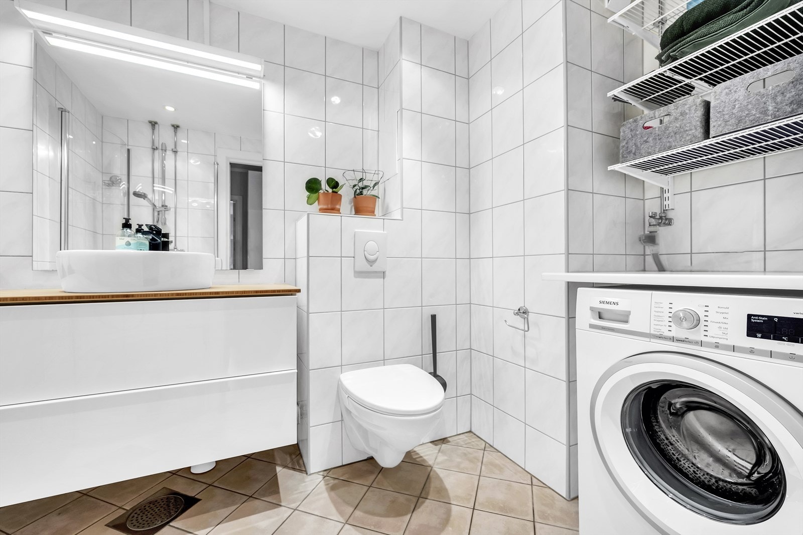 Badet er også innredet med servant med skuffer og gode løsninger for oppbevaring. Galleribilde