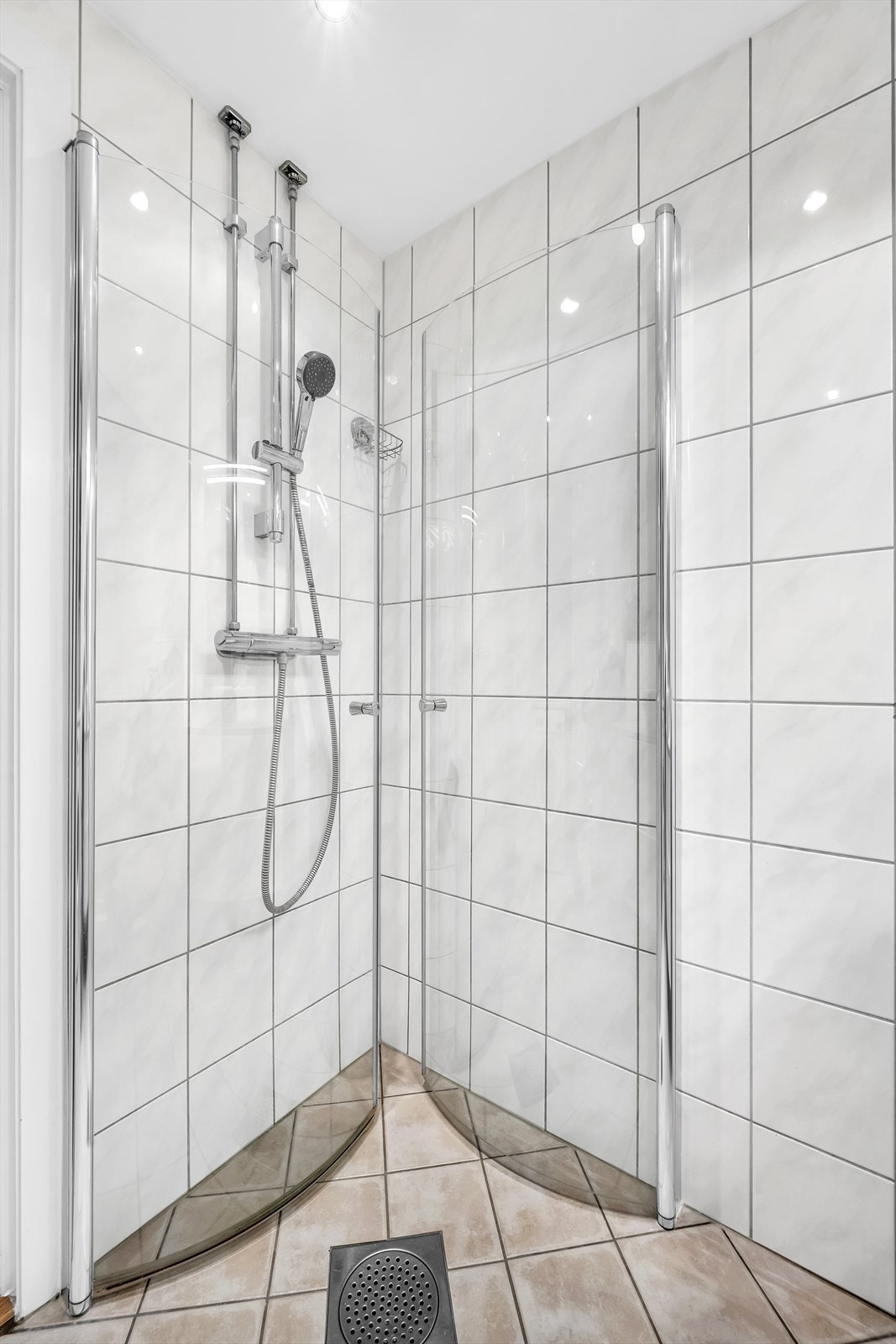 Praktisk dusjhjørne med innfellbare dusjdører. Galleribilde