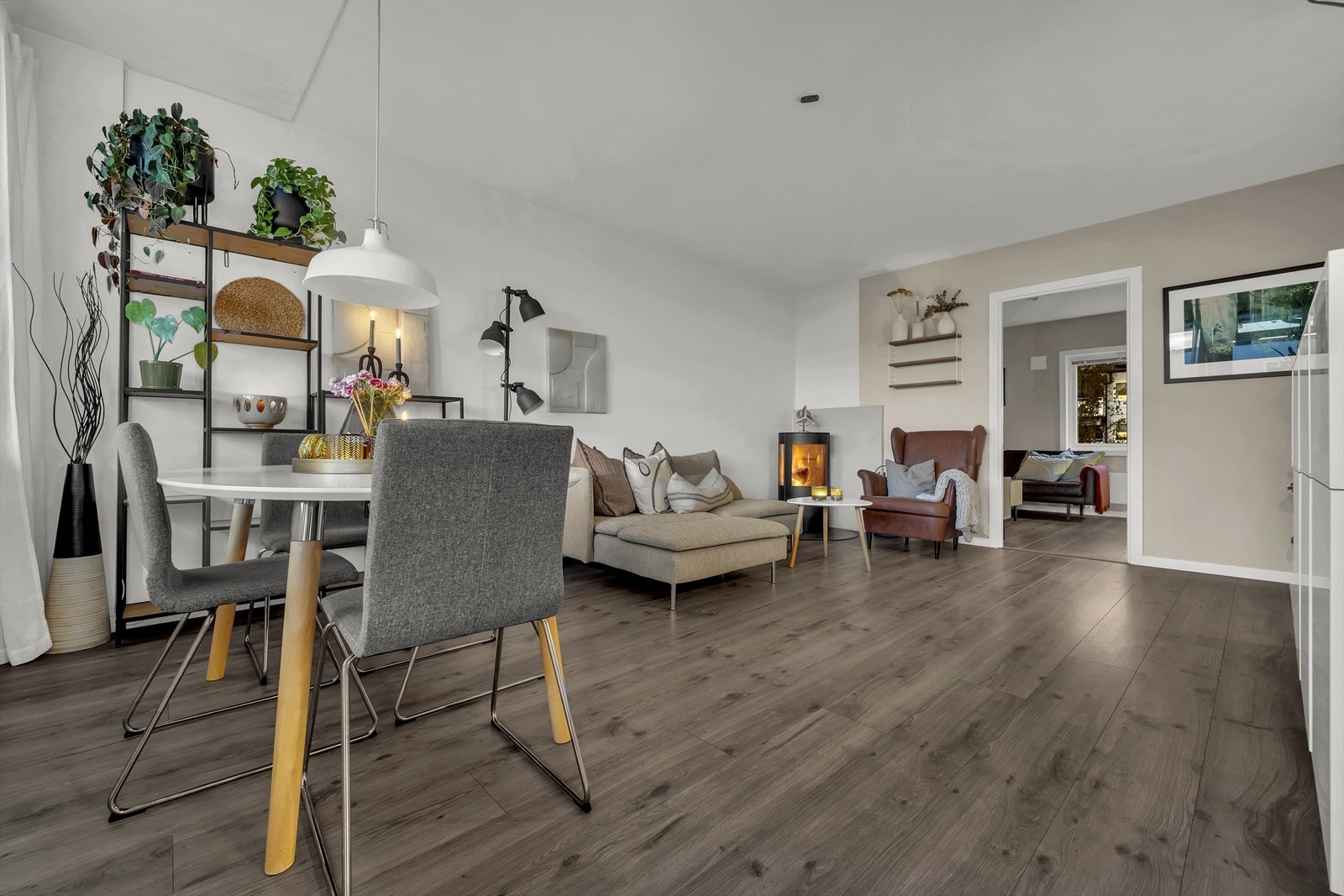 Gjennomgående planløsning og store vindusflater gir gode lys- og solforhold. Galleribilde