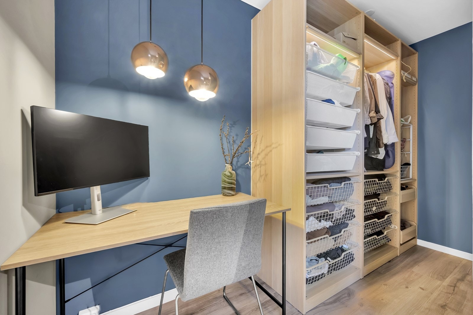 Praktisk løsning med egen sone for garderobe. Galleribilde