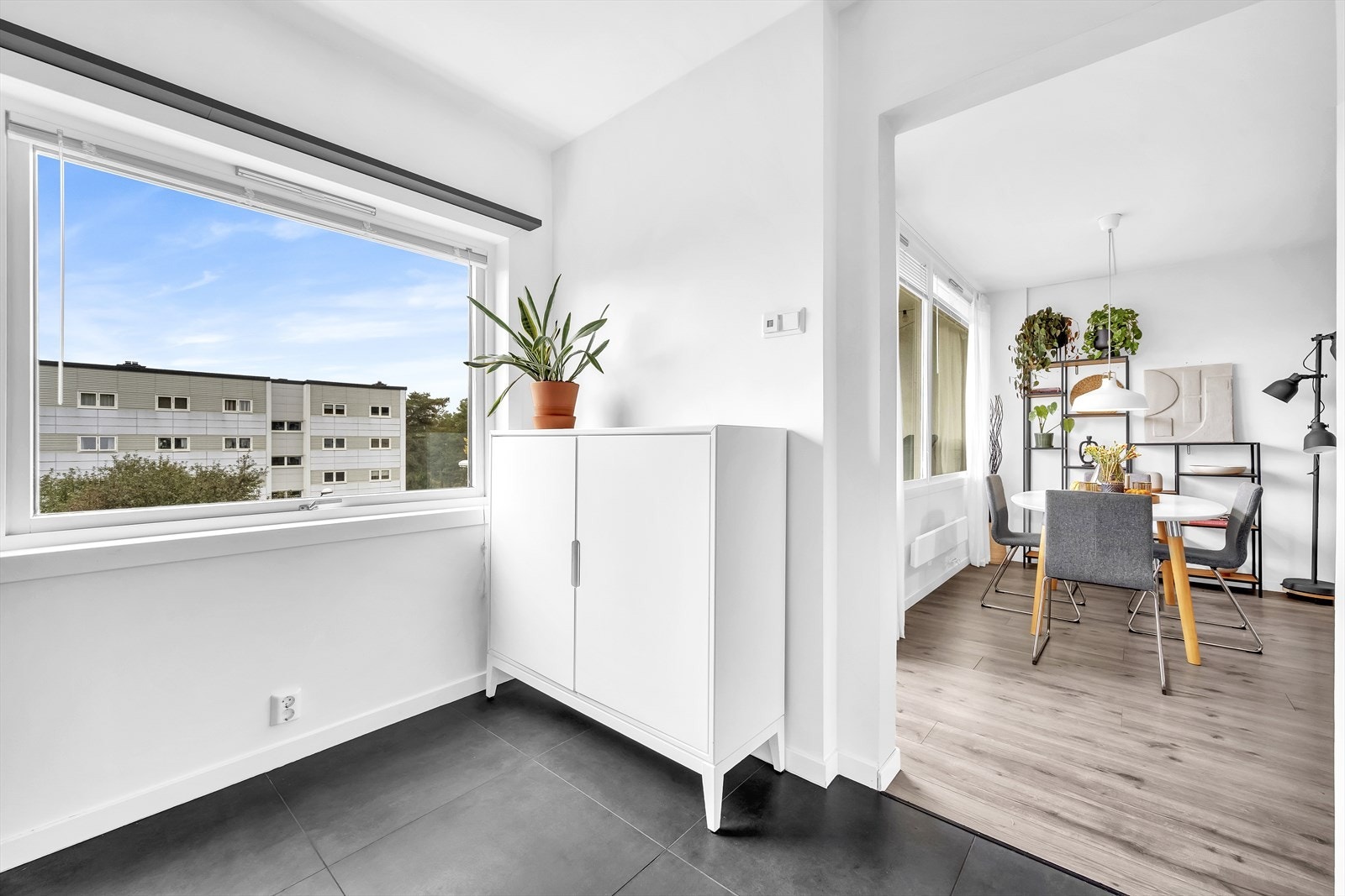 Det er også fin plass til en liten spisegruppe på kjøkkenet. Galleribilde