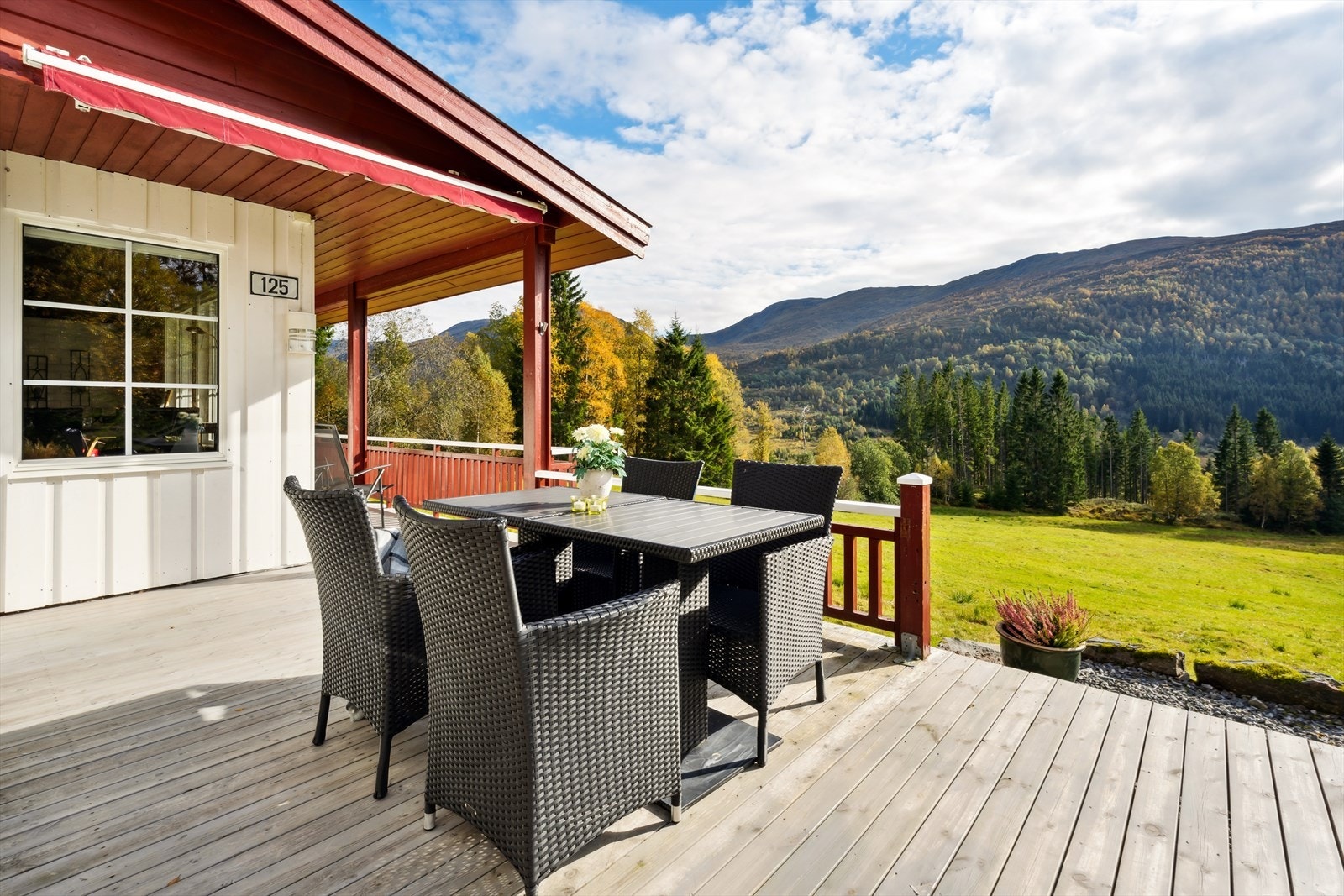 Romslig terrasse Galleribilde