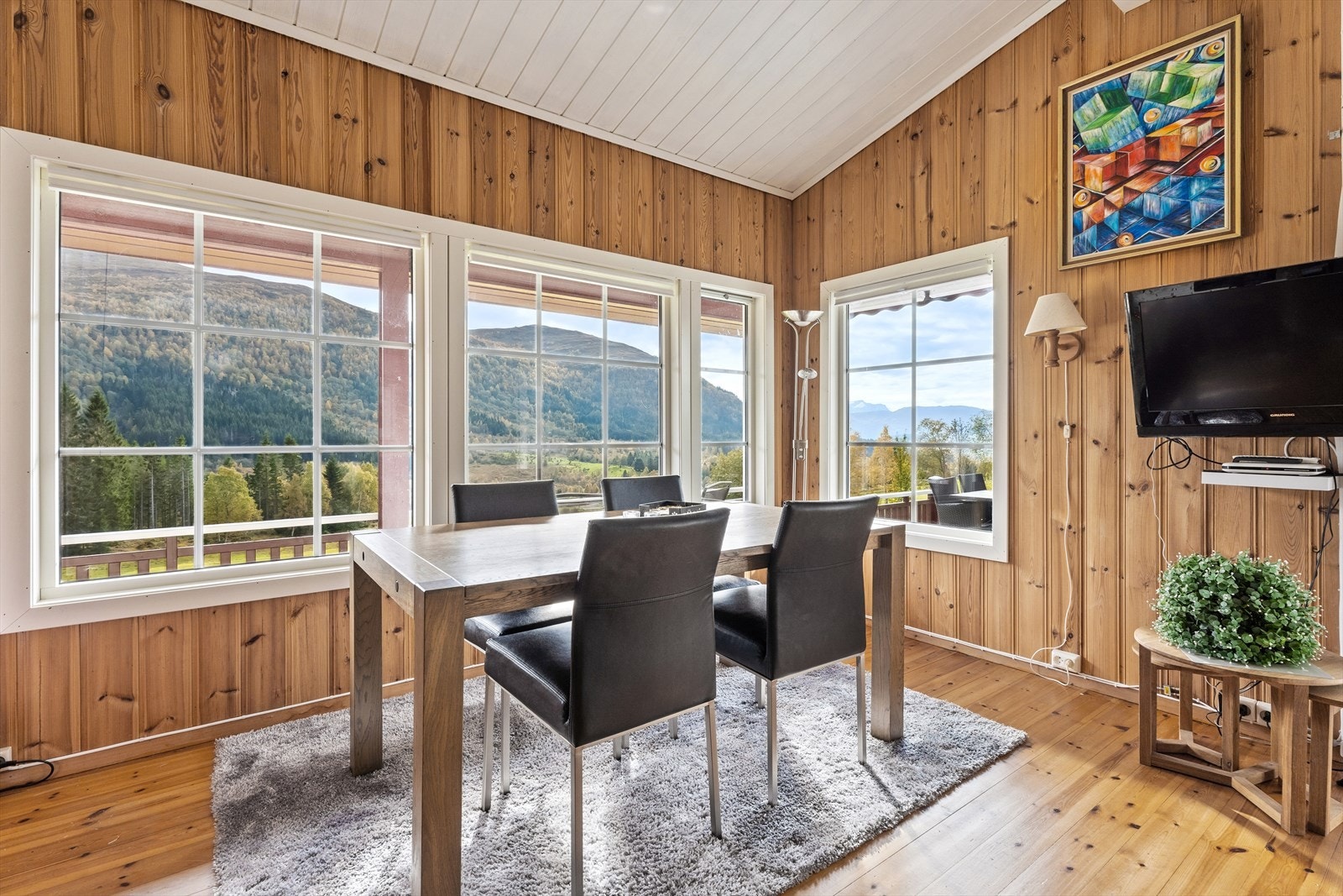 Stove med plass for spisegruppe også Galleribilde