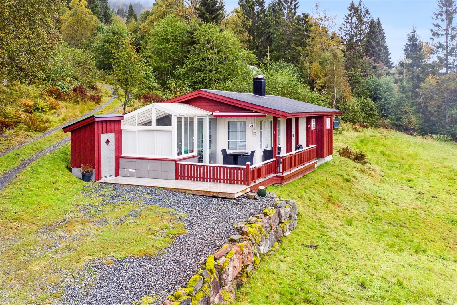 Hytta ligg nydelig, landleg til på Kjørstadsetra - rett i nærleiken av Harpefossen skisenter Galleribilde