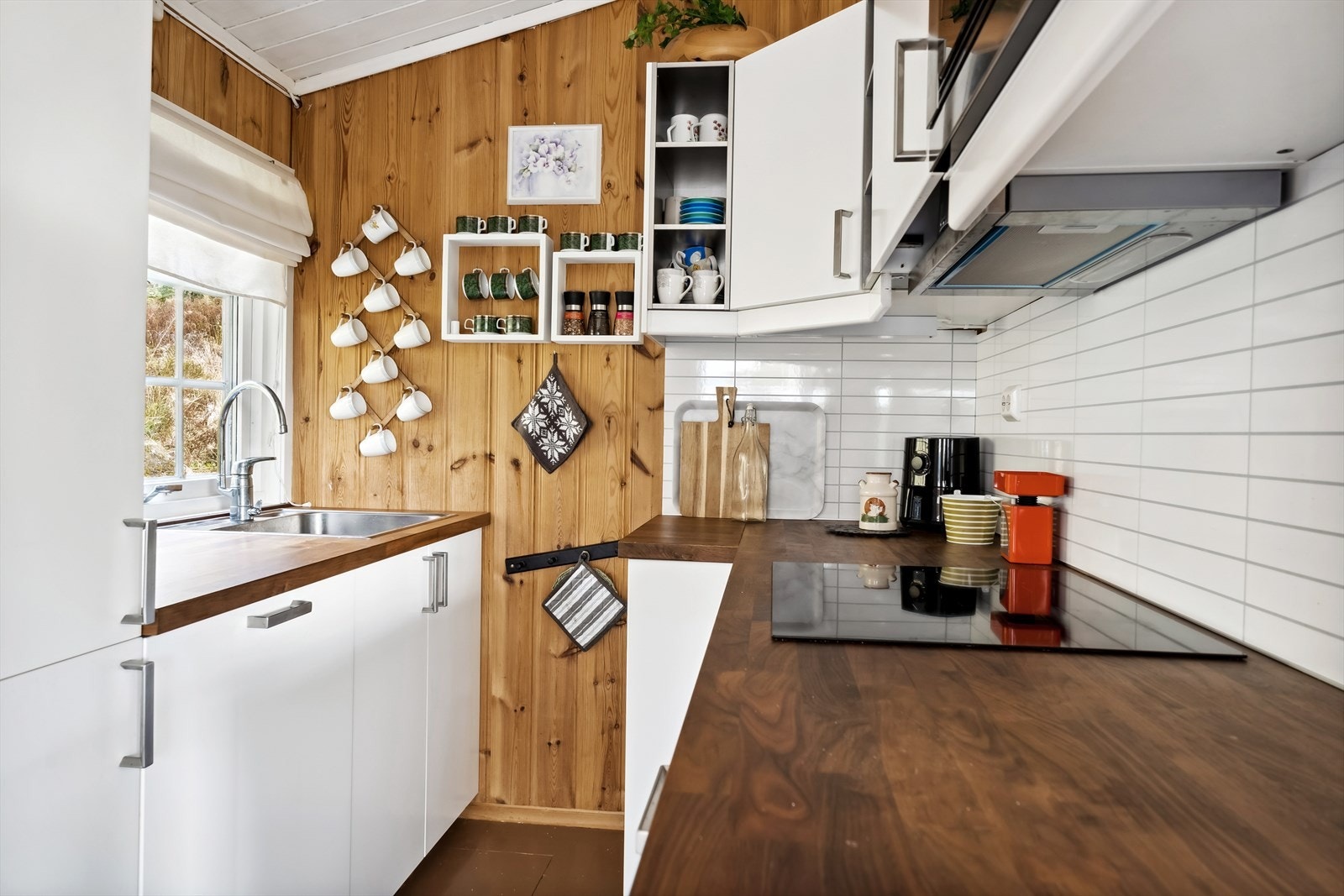 Kjøkkenkrok med ei godt utbygd innreiing. Integrerte kvitevarer som steikeomn, platetopp, kjøl- og fryseskap og oppvaskemaskin. Galleribilde