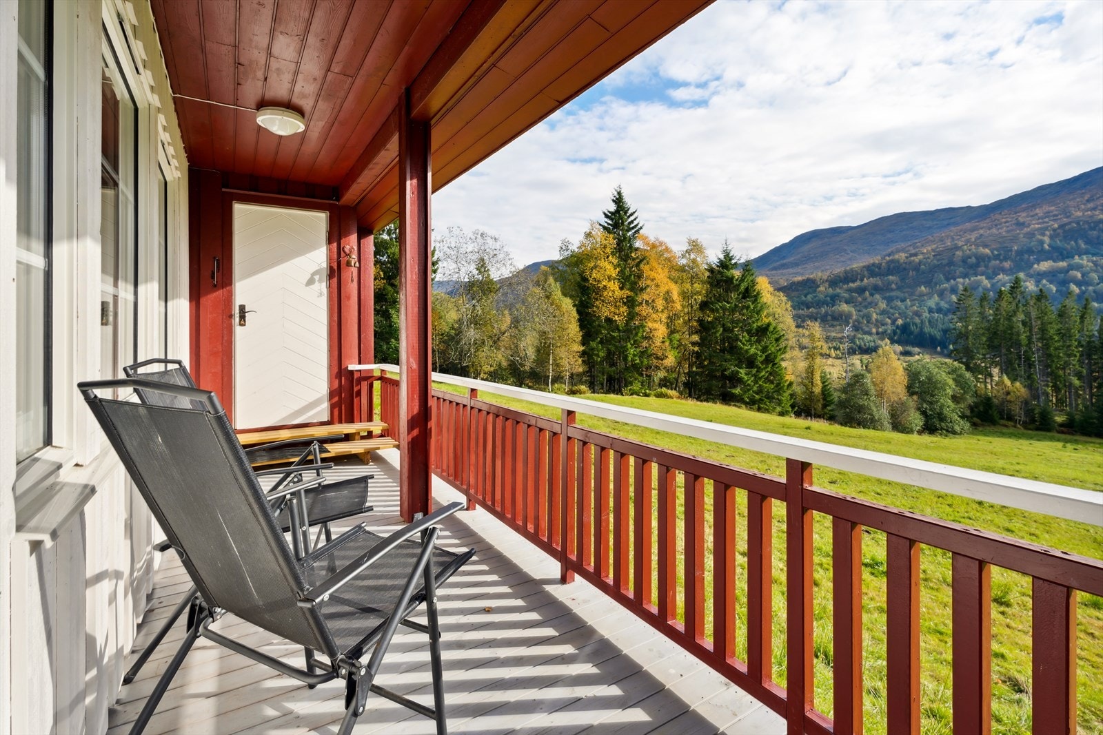 Her kan ein nyte fantastisk natur frå terrassen Galleribilde