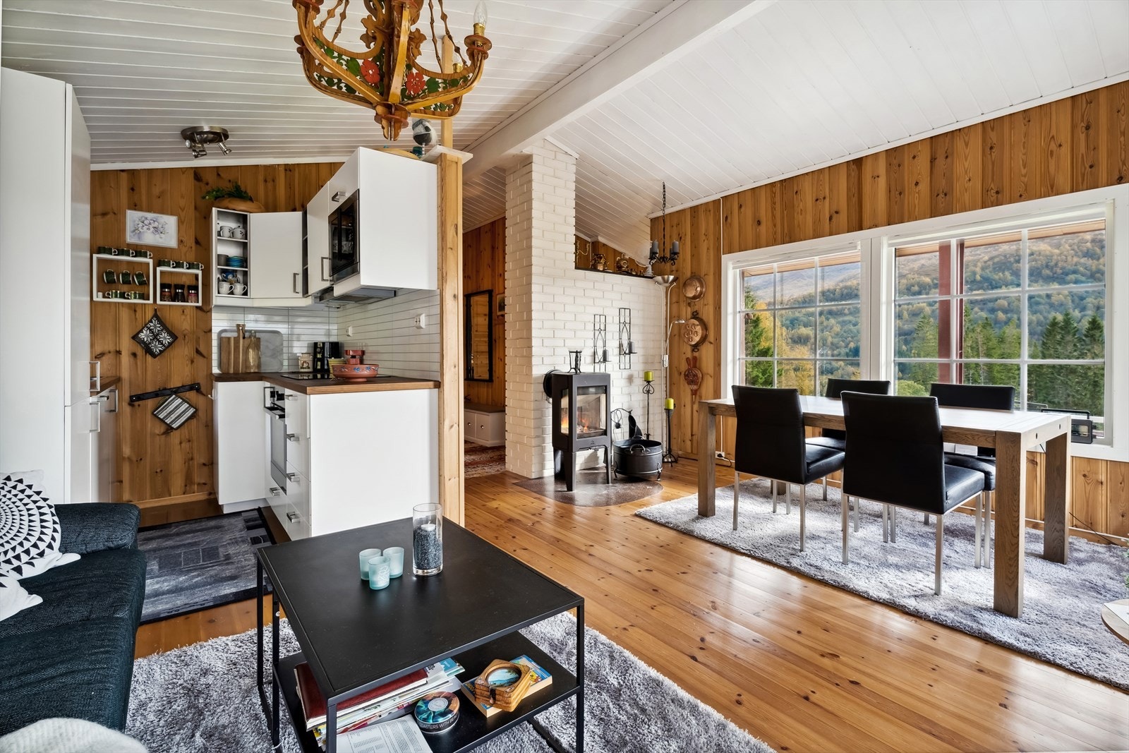 Romsleg stove med plass for både sofagruppe og spisebord. Det er også vedomn i stova, denne varmar hytta på eit blunk! Galleribilde