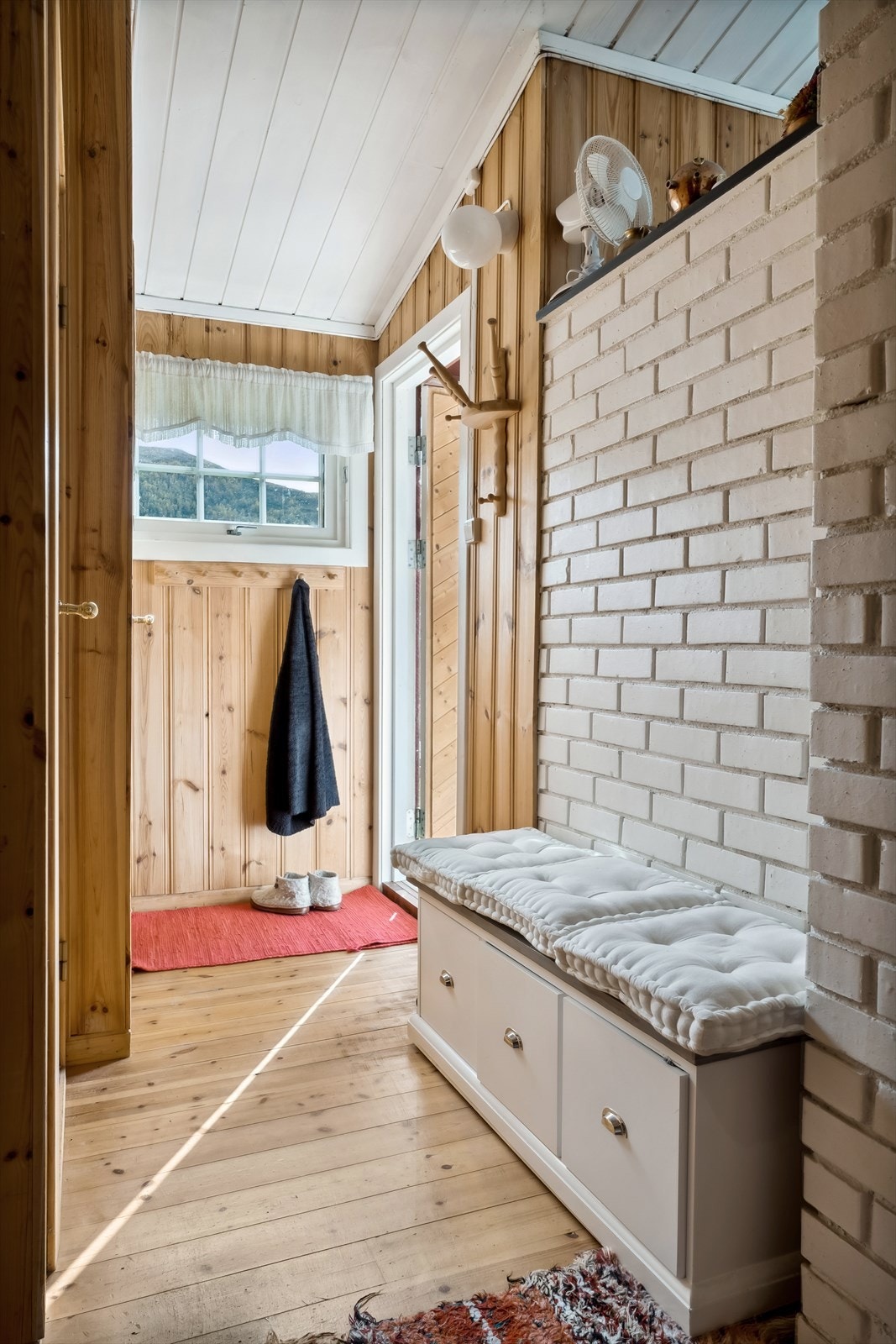 Inngangsparti i hytta. Praktisk er bad plassert rett fram frå inngangsdør! Galleribilde