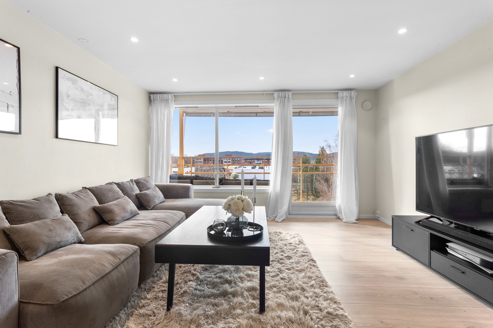 Boliger ligger i byggets 6. etasje med heis. Galleribilde