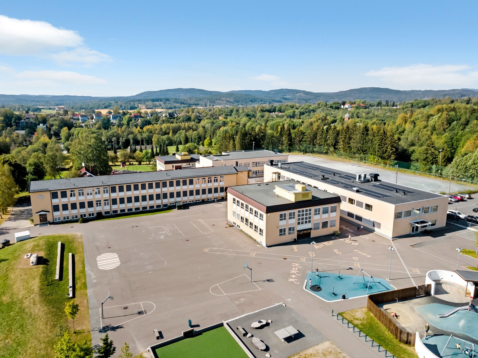 Kort vei til skoler og barnehager. Blant annet Hovseter barnehage i Hovseterveien 98, Voksen skole, Persbråten vgs og steinerskolen. Galleribilde
