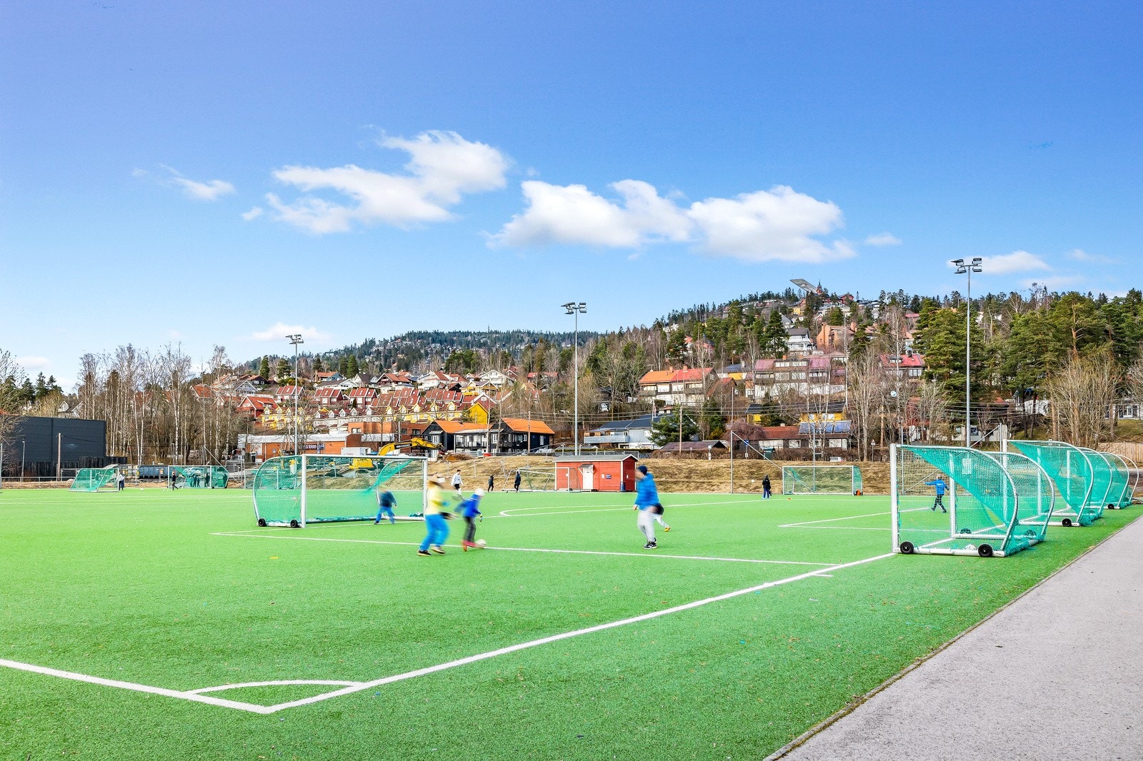 Gangavstand til Voksenbanen, Voksenhallen og Voksen skole. Galleribilde