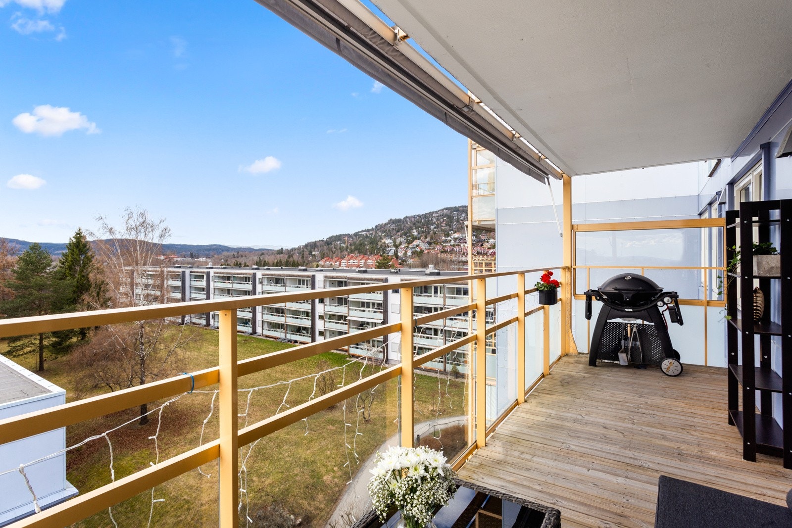 Balkongen er på 12 kvm. med rekkeverk i stål og glass. Terrassebord som dekke. Galleribilde
