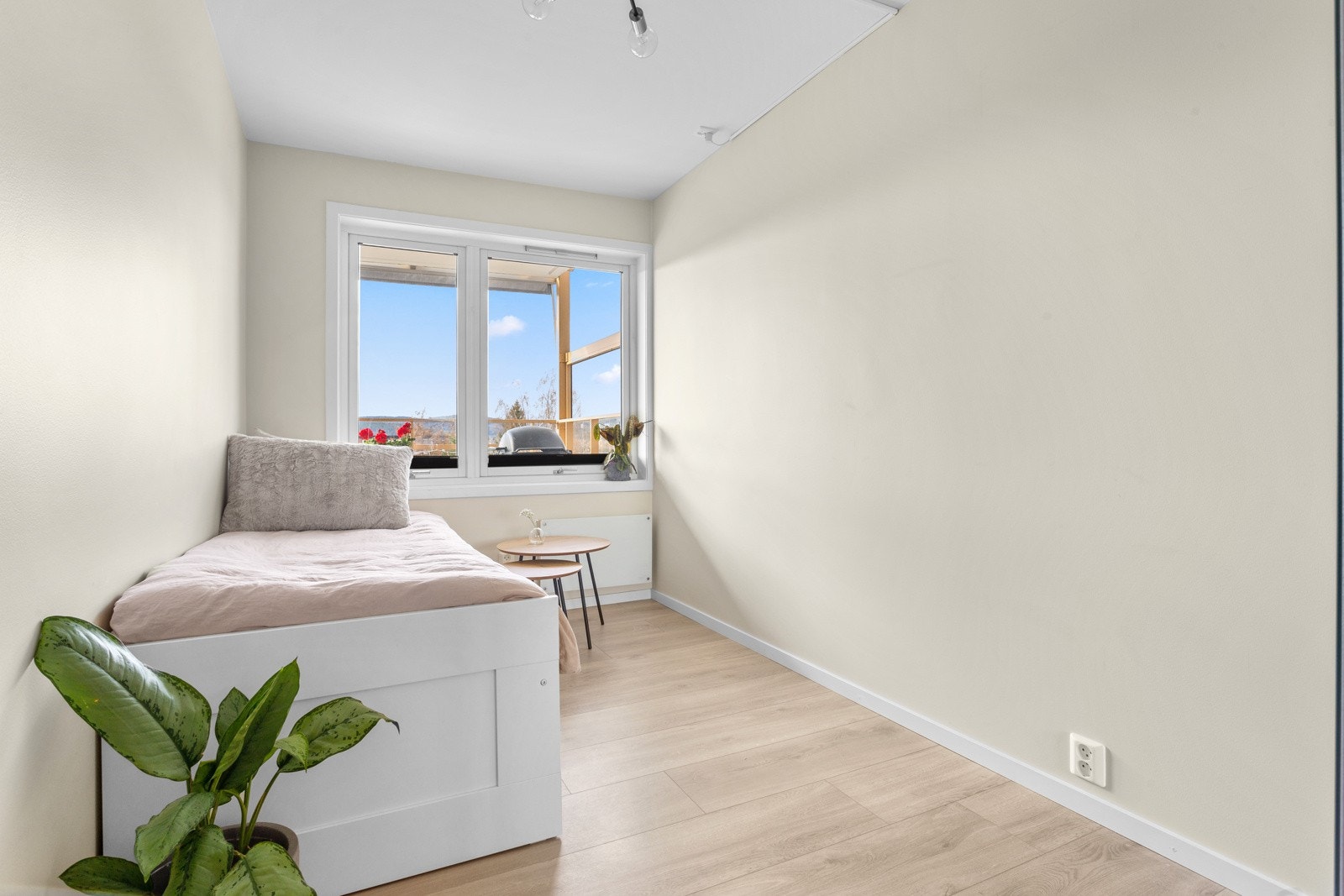 Romslig soverom 2 velegnet som soverom, gjesterom og/eller hjemmekontor. Galleribilde