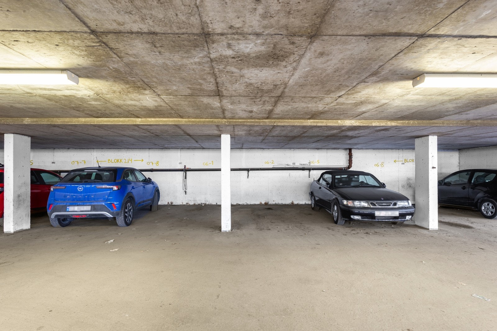 Selger leier parkeringsplass i nabobygget pt. Bygget med garasjeanlegg er solgt og utbygger ønsker å rive og erstatte bygget. Leien vil da opphøre, men det kan være en mulighet til å kjøpe parkeringsplass i fremtiden iht. info styret har fått. Galleribilde
