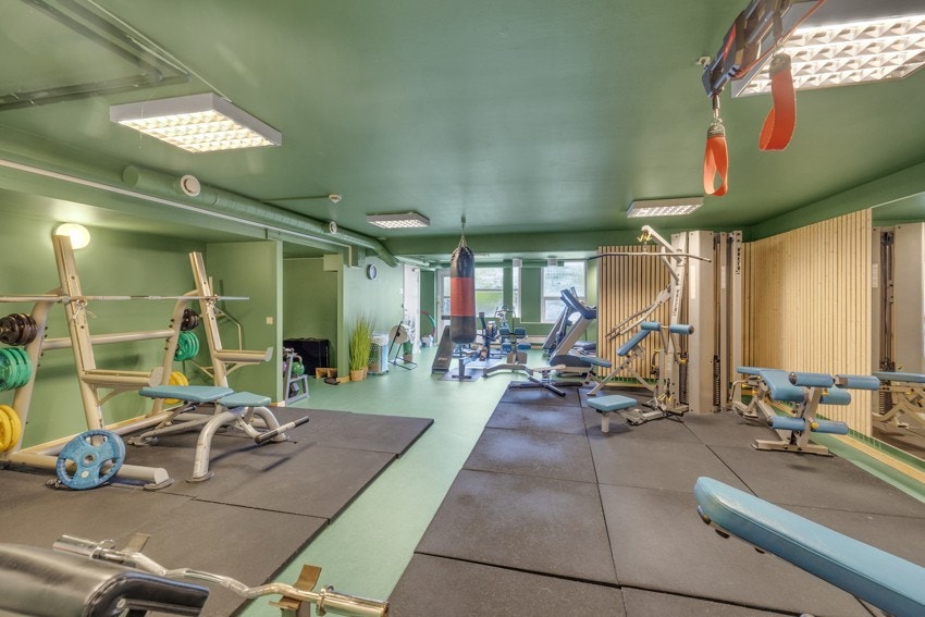 Kollektivets trimrom finner du i nr. 98. Årsavgift for hele husstanden er kr. 1000,- Det planlegges også nytt utstyr. Se regler for bruk av trimrommet på brl. hjemmeside Galleribilde