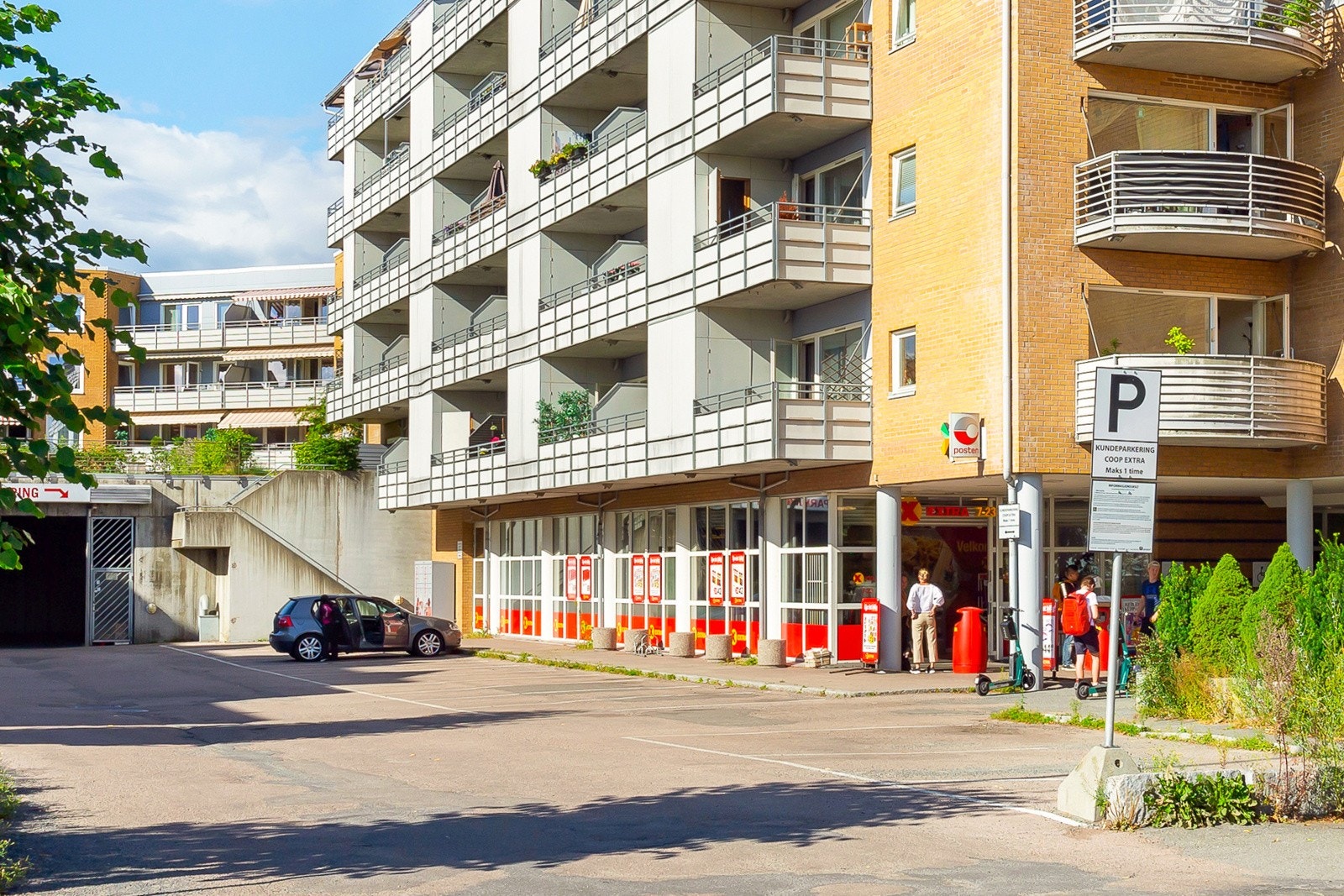 Kort vei til Coop Extra Huseby og Hovseter T-banestopp. Galleribilde