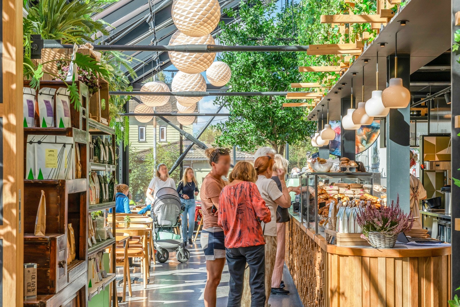 Røa torg og Røasenteret ligger like i nærheten som har gjennomgått en stor utvikling de siste årene. Galleribilde