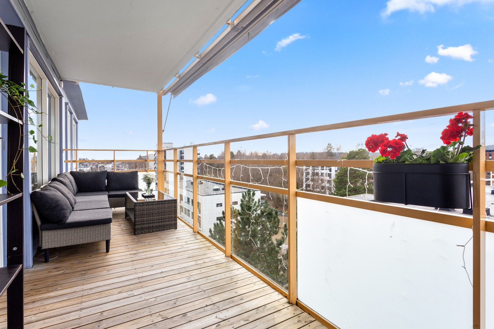 Fra stue er det utgang til balkong med gode sol- og lysforhold. Galleribilde