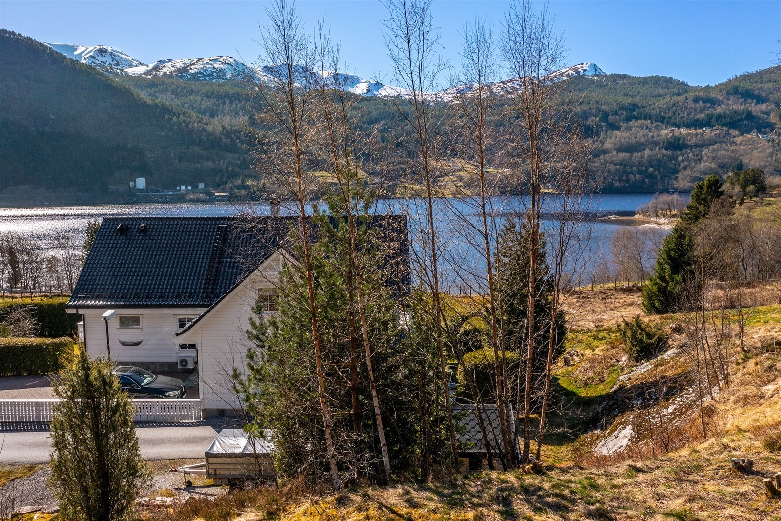 Tomta ligg i eit eitablert byggefelt ca 3 km frå Førde sentrum Galleribilde