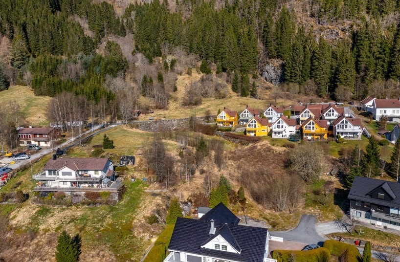 Her har ein nærleik til alt; badeplass, fine turområder, Førde sentrum med alt av fasilitetar, leikeplassar, fotballbane m.m. Galleribilde