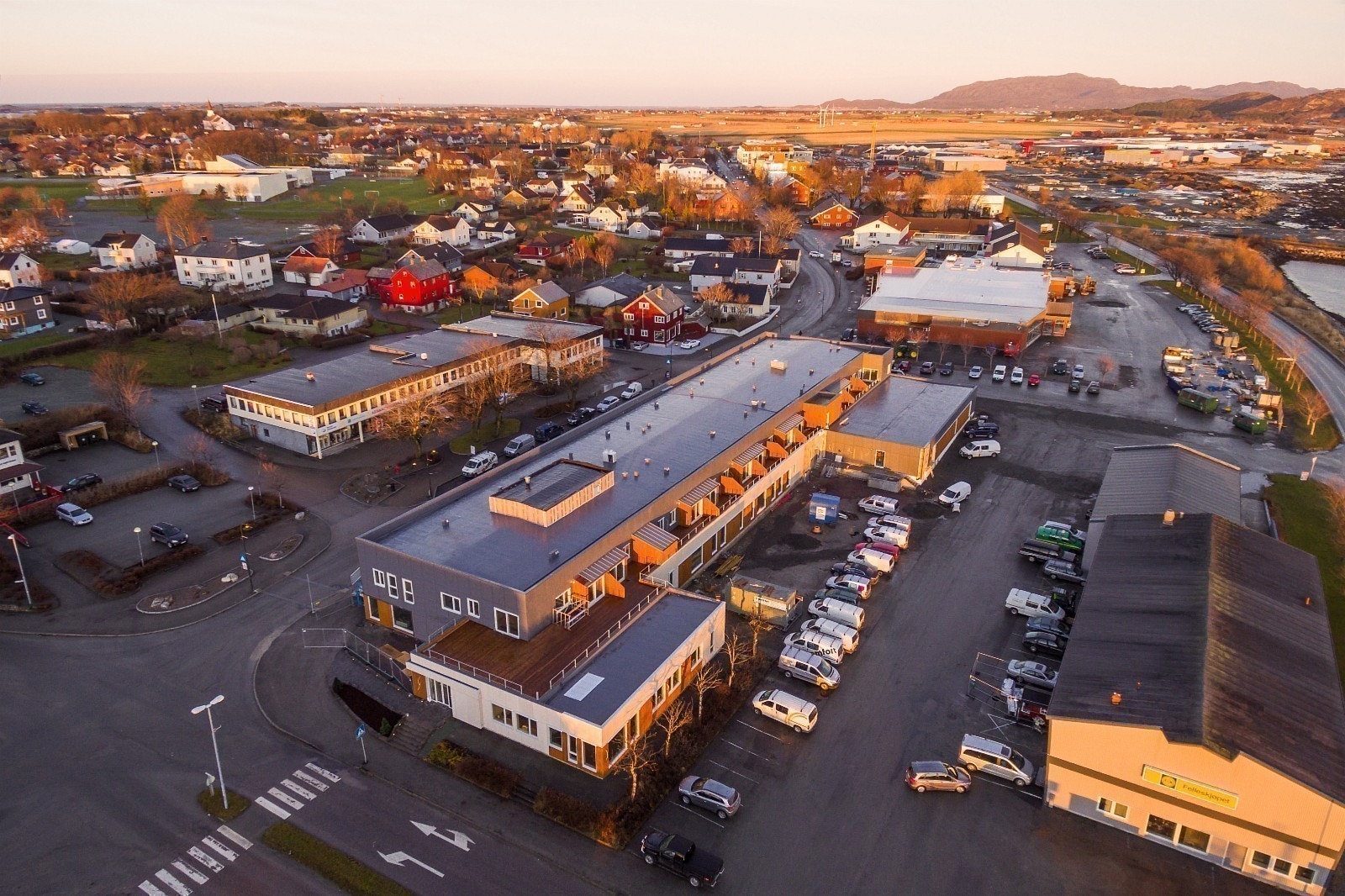 Byggets fasade - På bildet ser man også Yrjars gate. Yrjars gate er Brekstad sentrums hovedgate. Galleribilde